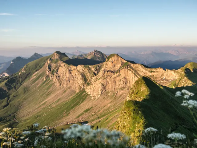 Blick-von-der-Suenserspitze-zu-den-Damuelser-Bergen-_c_-Michael-Meusburger---Bregenzerwald-Tourismus.jpg